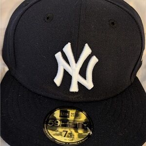New Era NY Yankees Fitted Cap in Navy and White